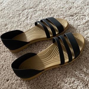 CROC Tulum open flat. Worn one time☹️ They are in excellent condition.